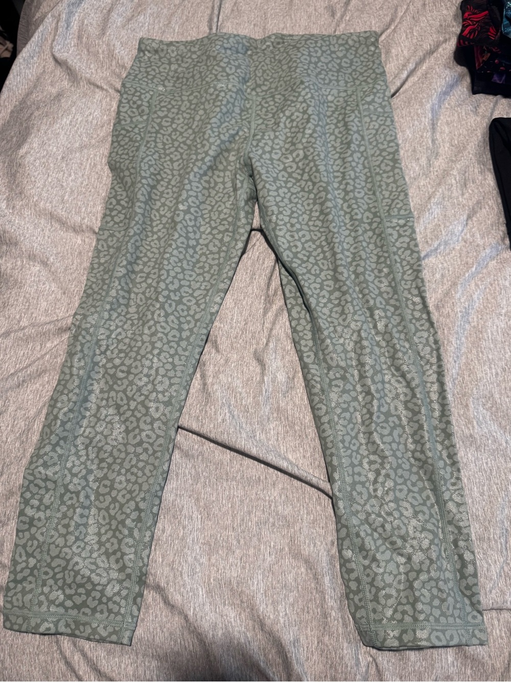 CVG Green Leopard Print Capri Leggings Size L